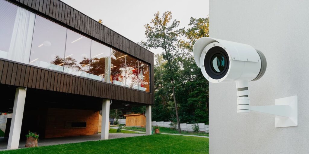 telecamera per videosorveglianza in giardino